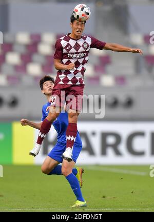 Doha, Qatar. 4 Dicembre 2020. Tetsushi Yamakawa (Top) di Vissel Kobe salta per una testata durante la partita del Gruppo G tra Vissel Kobe del Giappone e Suwon Samsung Bluewings della Corea del Sud alla AFC Champions League 2020 a Doha, capitale del Qatar, 4 dicembre 2020. Credit: Nikku/Xinhua/Alamy Live News Foto Stock