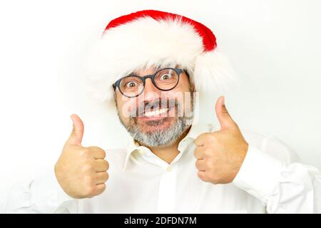 Divertente sorridente bell'uomo portatore che indossa cappello di Natale e occhiali Foto Stock