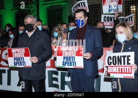 Il segretario della Lega, Matteo Salvini, e il segretario d'Italia dei Fratelli, Giorgia Meloni, E il vicepresidente di forza Italia Antonio Tajani mostra i segni 'Conte dimesso' e 'compagnie chiuse e porti aperti' durante la manifestazione di centro-destra contro il nuovo DPCM (Decreto del Presidente del Consiglio dei Ministri) e il Premier Giuseppe Conte a Palazzo Chigi. Foto Stock