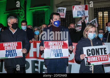 Il segretario della Lega, Matteo Salvini, e il segretario d'Italia dei Fratelli, Giorgia Meloni, E il vicepresidente di forza Italia Antonio Tajani mostra i segni 'Conte dimesso' e 'compagnie chiuse e porti aperti' durante la manifestazione di centro-destra contro il nuovo DPCM (Decreto del Presidente del Consiglio dei Ministri) e il Premier Giuseppe Conte a Palazzo Chigi. Foto Stock