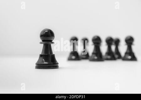 Chess Pawn in piedi fuori dalla folla. Concetti di Scacchi. Leadership. Foto Stock