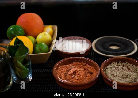 Vista su un bar con spezie da cocktail, agrumi ed erbe Foto Stock