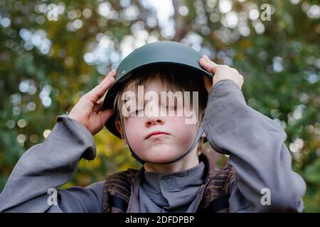 Ritratto di un piccolo ragazzo serio che indossa un soldato Halloween costume Foto Stock