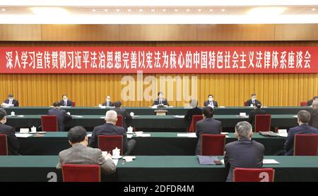 Pechino, Cina. 4 Dicembre 2020. Li Zhanshu, membro del Comitato permanente dell'Ufficio politico del Comitato Centrale del Partito Comunista Cinese e presidente del Comitato permanente del Congresso Nazionale del Popolo, Partecipa a un seminario sull'attuazione di Xi Jinping Thought sullo Stato di diritto e l'avanzamento della governance basata sulla legge e sulla costituzione a Pechino, capitale della Cina, il 4 dicembre 2020, settima Giornata della Costituzione. Credit: Liu Weibing/Xinhua/Alamy Live News Foto Stock