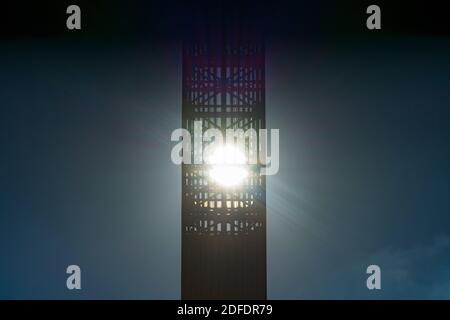 Il sole si illumina dietro la cima della Steinway Tower Nel centro di Manhattan Foto Stock