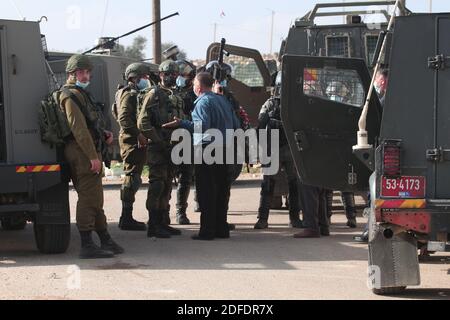 Salfit. 4 Dicembre 2020. Un manifestante palestinese si oppone ai soldati israeliani e ai membri della polizia di frontiera israeliana a seguito di una protesta contro l'espansione degli insediamenti ebraici nella città di Salfit, in Cisgiordania, il 4 dicembre 2020. Credit: Nidal Eshtayeh/Xinhua/Alamy Live News Foto Stock