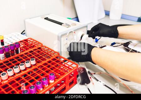 medico femminile che usa una macchina per la donazione di sangue Foto Stock