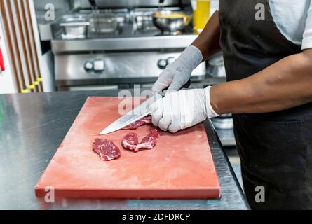 cuocete il taglio della carne per preparare il menu Foto Stock