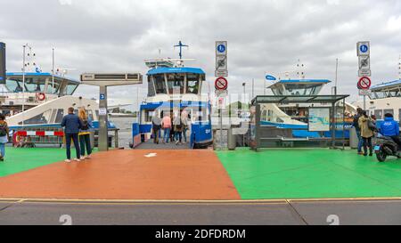 Amsterdam, Paesi Bassi - 18 maggio 2018: Servizio di traghetto per i passeggeri dei pedoni ad Amsterdam, Olanda. Foto Stock