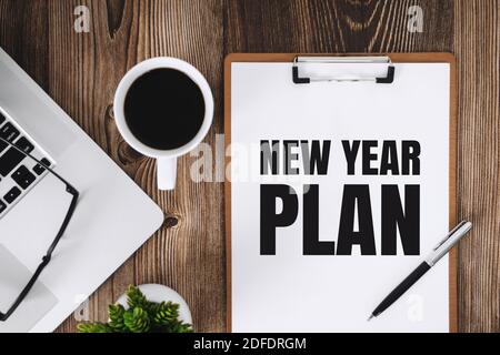 Piano di Capodanno su Clipboard su scrivania in legno Foto Stock