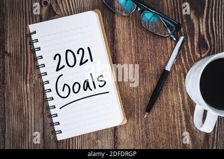 2021 obiettivi su notebook su scrivania in legno Foto Stock