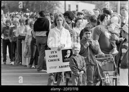 Una folla attende per entrare nell'area di osservazione di Deshler, Ohio, per vedere la tappa del fischio del presidente Ronald Reagan nell'Ohio occidentale il 12 ottobre 1984. Migliaia di persone hanno partecipato alla campagna. Ernie Mastroianni foto Foto Stock