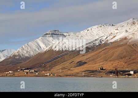 Vista su Pyramiden, abbandonato insediamento sovietico di miniere di carbone su Svalbard / Spitsbergen Foto Stock