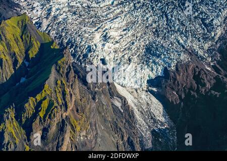 Vista aerea sul ghiacciaio del vulcano Eyjafjallajoekull / Eyjafjallajökull, una delle più piccole calotte di ghiaccio dell'Islanda in estate Foto Stock