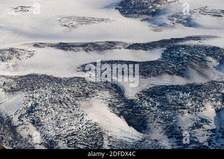 Vista aerea sul ghiacciaio del vulcano Eyjafjallajoekull / Eyjafjallajökull, una delle più piccole calotte di ghiaccio dell'Islanda in estate Foto Stock