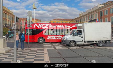 Nizza, Francia - 31 gennaio 2018: Big Red Open Top Tourist Bus le Grand Tour a Nizza, Francia. Foto Stock