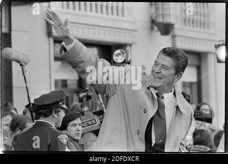 Il candidato presidenziale Ronald Reagan parte dallo Stouffer Hotel a Cleveland il 29 ottobre 1980 dopo il dibattito con il presidente Jimmy carter a Cleveland la notte prima. Ernie Mastroianni foto Foto Stock