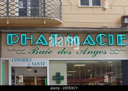 Nizza, Francia - 31 gennaio 2018: Neon Sign at Traditional Pharmacy in Nice, France. Foto Stock