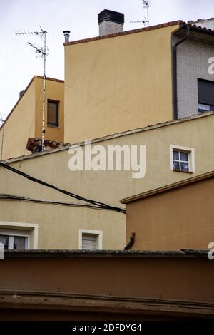 Dettaglio di antenne televisive e facciate in alcune case cittadine Foto Stock