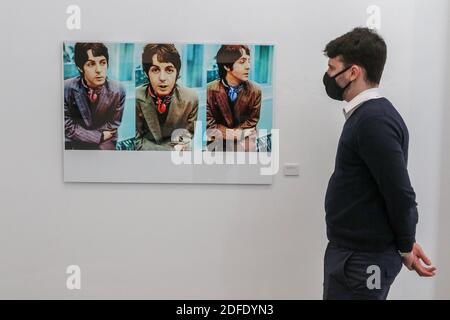 4 dicembre 2020: 4 dicembre 2020 (Malaga) il centro culturale la Malagueta ospiterà fino al 31 marzo 2020 la mostra 'i Bealtes Vs. Rolling Stones' dei fotografi Terry o'Neill e Gered Makowitz.cinquanta anni fa i Beatles si separarono. In coincidenza con la fine di quel sogno, come lo chiamò John Lennon, è esposto al centro culturale la Malagueta 'i Beatles Vs. The Rolling Stones', uno spettacolo prodotto da Iconic Images, uno dei più importanti archivi fotografici del mondo, in collaborazione con il centro culturale la Térmica. Credit: Lorenzo Carnero/ZUMA Wire/Alamy Live News Foto Stock