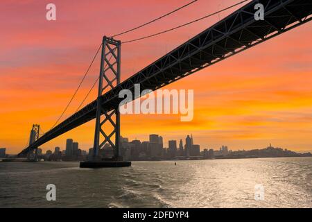 Vista al tramonto del Bay Bridge tra San Francisco e Oakland California. Foto Stock