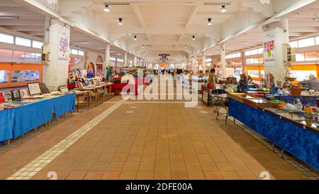 Cannes, Francia - 1 febbraio 2016: Bancarelle d'antiquariato al mercato di Forville a Cannes, Francia. Foto Stock