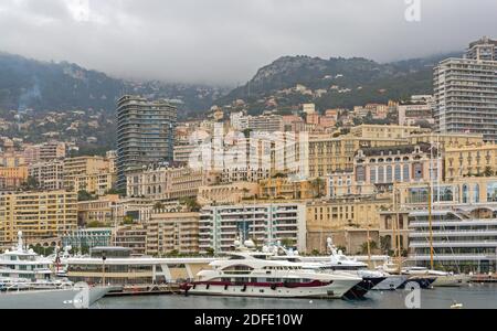 Monaco - 2 febbraio 2016: Barche di lusso ormeggiate nel porto di Hercule durante il giorno d'inverno a Monaco. Foto Stock