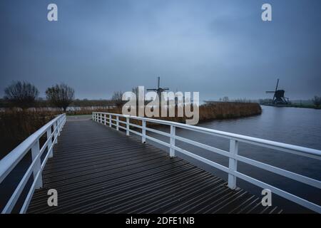 Giorno nuvoloso, Mulini a vento a Kinderdijk Paesi Bassi. Foto Stock