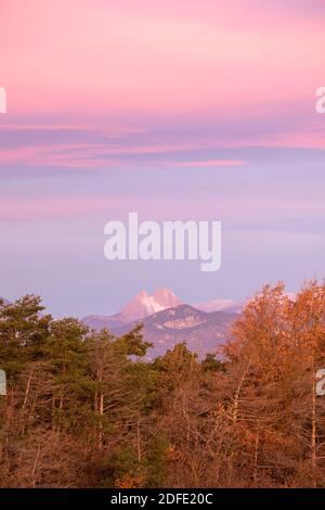 Pedraforca (El Berguedà) all'alba. Vista dal Santuario di Els Munts. Sant Agustí del Lluçanes, Osona, Barcellona, Spagna, Europa Foto Stock