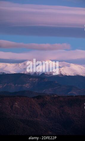 Puigmal (Pirenei orientali) montagna all'alba. Vista dal Santuario di Els Munts. Sant Agustí del Lluçanes, Osona, Barcellona, Spagna, Europa Foto Stock