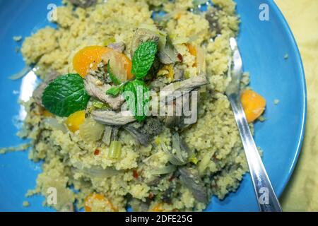 Couscous fatto di carne e verdure di tacchino in un blu piatto Foto Stock