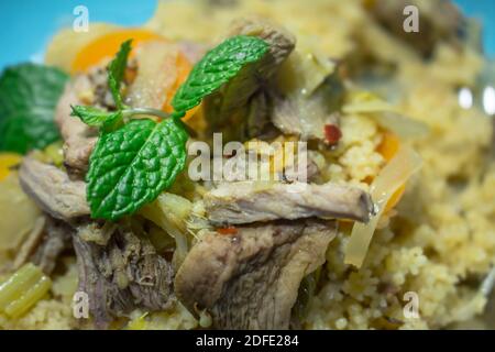 Couscous fatto di carne e verdure di tacchino in un blu piatto Foto Stock