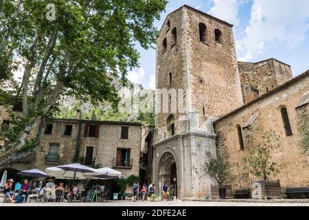 Gente locale e turisti nella piazza principale del Saint-Guilhem-le-Désert, Languedoc-Roussillon, Francia, Europa. Foto Stock