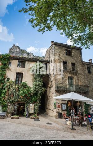 Gente locale e turisti nella piazza principale del Saint-Guilhem-le-Désert, Languedoc-Roussillon, Francia, Europa. Foto Stock