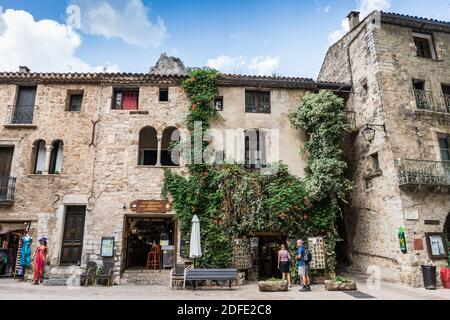 Gente locale e turisti nella piazza principale del Saint-Guilhem-le-Désert, Languedoc-Roussillon, Francia, Europa. Foto Stock