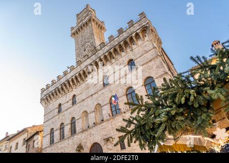 Comune e Torre dell'Orologio di Montepulciano, situata in Piazza Grande, la piazza principale di Montepulciano nel periodo natalizio. Siena, Toscana, Italia. Foto Stock