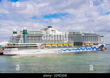 AIDAprima è il fiore all'occhiello di AIDA Cruises, costruito dalla Mitsubishi Shipbuilding nel loro cantiere navale a Nagasaki, Giappone. Terminal delle navi da crociera di Southampton. Southam Foto Stock