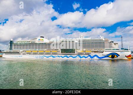 AIDAprima è il fiore all'occhiello di AIDA Cruises, costruito dalla Mitsubishi Shipbuilding nel loro cantiere navale a Nagasaki, Giappone. Terminal delle navi da crociera di Southampton. Southam Foto Stock