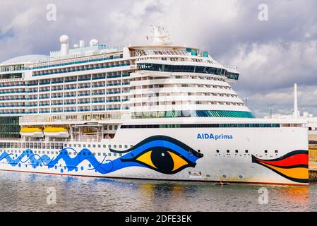 AIDAprima è il fiore all'occhiello di AIDA Cruises, costruito dalla Mitsubishi Shipbuilding nel loro cantiere navale a Nagasaki, Giappone. Terminal delle navi da crociera di Southampton. Southam Foto Stock