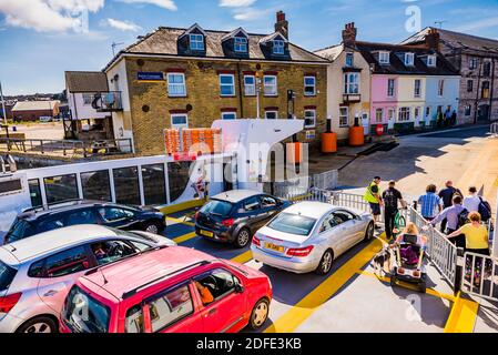 Ponte galleggiante Cowes. Cowes, catena di traghetti che collegano East Cowes a West Cowes e che porta passeggeri attraverso il fiume Medina. Cowes, Isola di Wight, Inghilterra, ONU Foto Stock