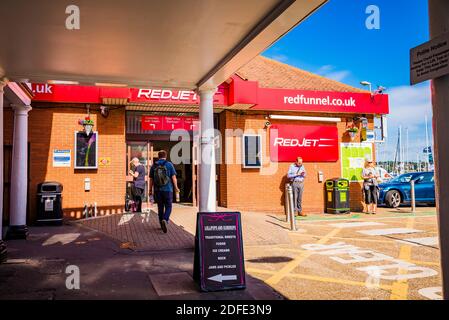 Terminal dei traghetti Red Funnel e stazione degli autobus. Cowes, Isola di Wight, Inghilterra, Regno Unito, Europa Foto Stock