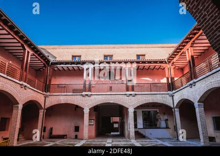 Cortile del Castello di Arévalo, noto anche come Castello di Zúñiga, costruito tra il XII e il XVI secolo. Arévalo, Ávila, Castilla y León, Spagna, Europa Foto Stock