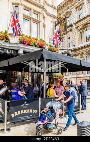 Il famoso Red Lion Pub in Parliament Street. Londra, Inghilterra, Regno Unito, Europa Foto Stock