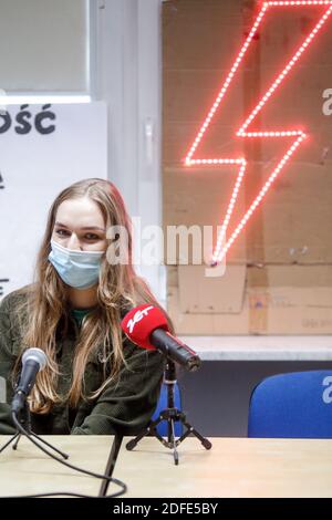 Varsavia, Polonia. 4 Dicembre 2020. Agata Nalikowska alla conferenza stampa dello sciopero femminile polacco sul prossimo vertice del Consiglio europeo e sull'atteggiamento del governo polacco. Sono stati discussi anche i temi delle future proteste contro l'aborto, nonché le proteste sul clima e la loro organizzazione. Credit: Grzegorz Banaszak/ZUMA Wire/Alamy Live News Foto Stock