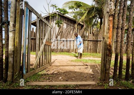 Vecchio pescatore zoppo paralizzato da malattia di decompressione (DCS) a causa di aragosta da pesca con metodi di immersione subacquea. Barra Platano, Mosquitia, Honduras Foto Stock