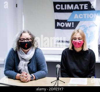 Varsavia, Polonia. 4 Dicembre 2020. Marta Lempart, Agnieszka Kula alla conferenza stampa dello sciopero femminile polacco sul prossimo vertice del Consiglio europeo e sull'atteggiamento del governo polacco. Sono stati discussi anche i temi delle future proteste contro l'aborto, nonché le proteste sul clima e la loro organizzazione. Credit: Grzegorz Banaszak/ZUMA Wire/Alamy Live News Foto Stock