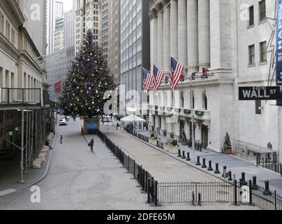 New York, Stati Uniti. 04 dicembre 2020. Un albero di Natale decorato sorge fuori alla Borsa di New York su Wall Street a New York City venerdì 4 dicembre 2020. Il Dow è salito ad un nuovo record nonostante le scarse notizie nel mercato del lavoro. Foto di John Angelillo/UPI Credit: UPI/Alamy Live News Foto Stock