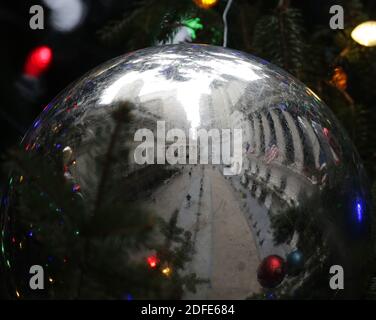 New York, Stati Uniti. 04 dicembre 2020. Un albero di Natale decorato sorge fuori alla Borsa di New York su Wall Street a New York City venerdì 4 dicembre 2020. Il Dow è salito ad un nuovo record nonostante le scarse notizie nel mercato del lavoro. Foto di John Angelillo/UPI Credit: UPI/Alamy Live News Foto Stock