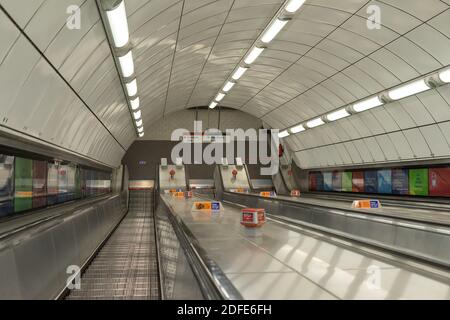 Scale mobili vuote della stazione della metropolitana di Tottenham Court Road. Londra Foto Stock