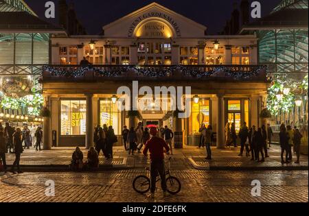 Busker fuori dal pub Punch and Judy a Covent Garden di notte. Londra Foto Stock